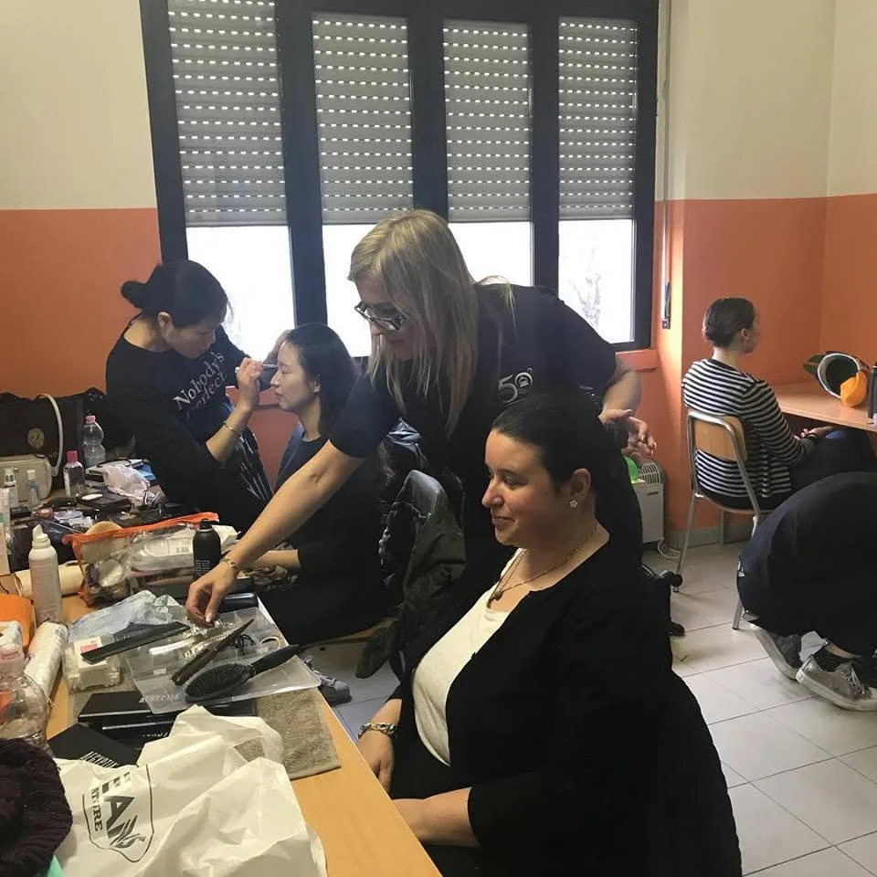 Al trucco per la Terza Dama